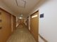 明るく広々とした廊下