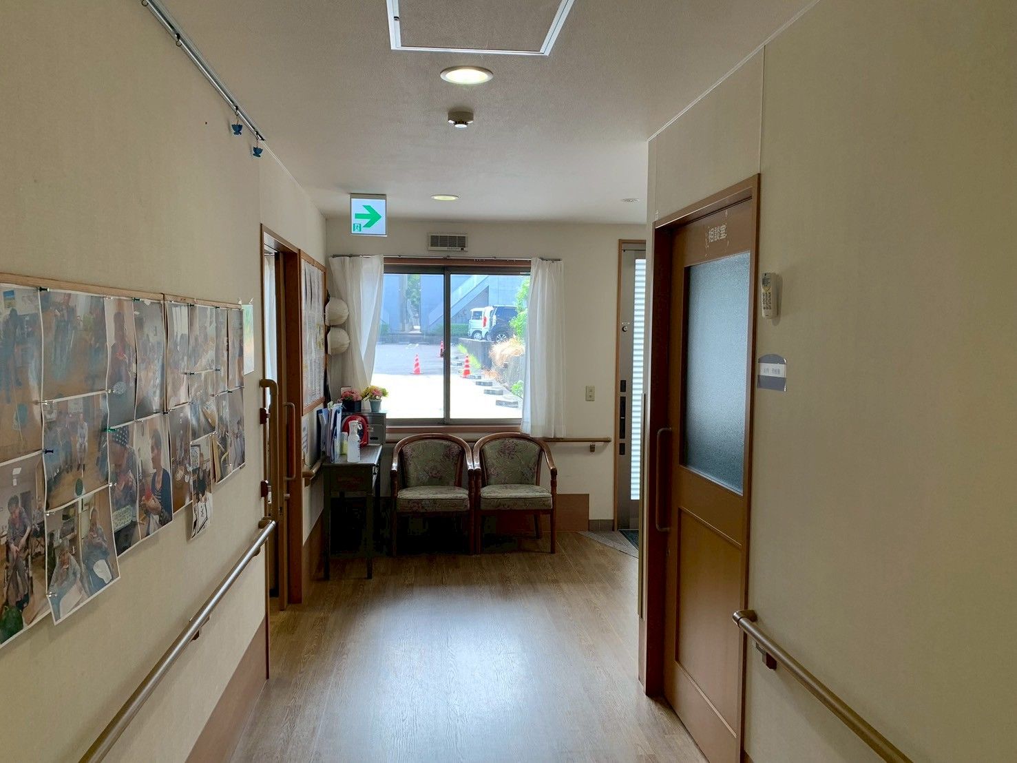 明るい廊下の一角