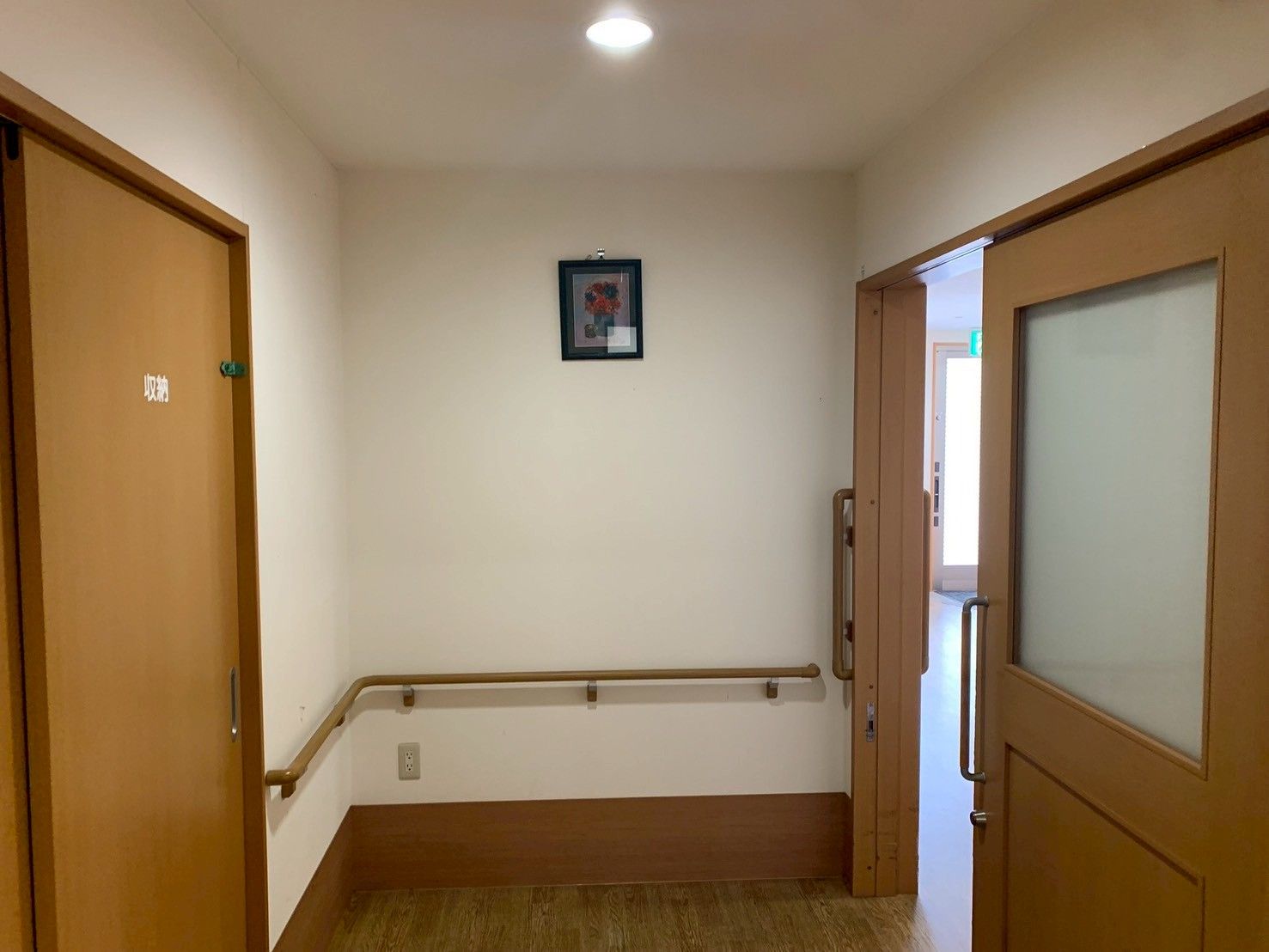 手すり付きの廊下