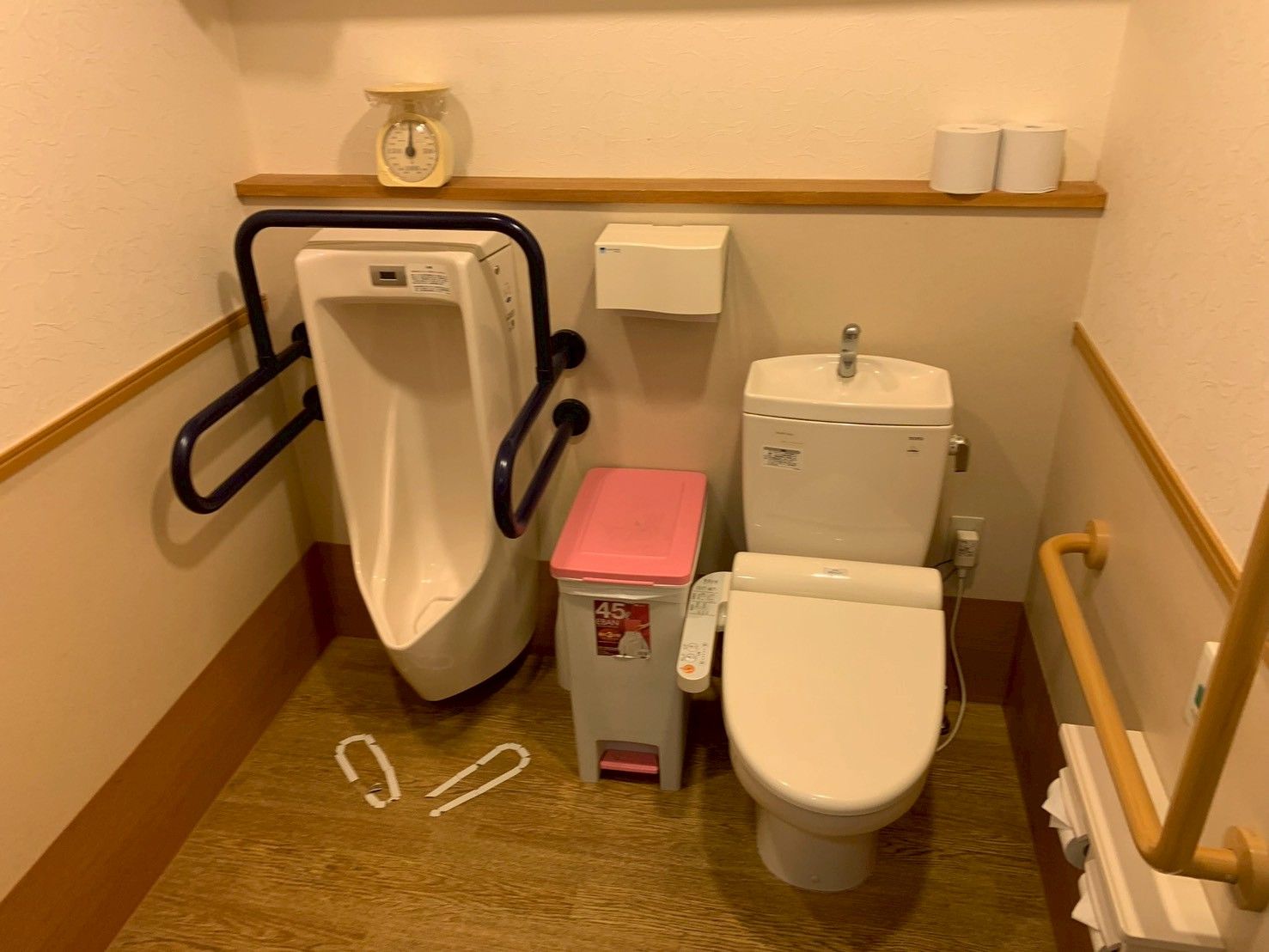 手すり付きのトイレ