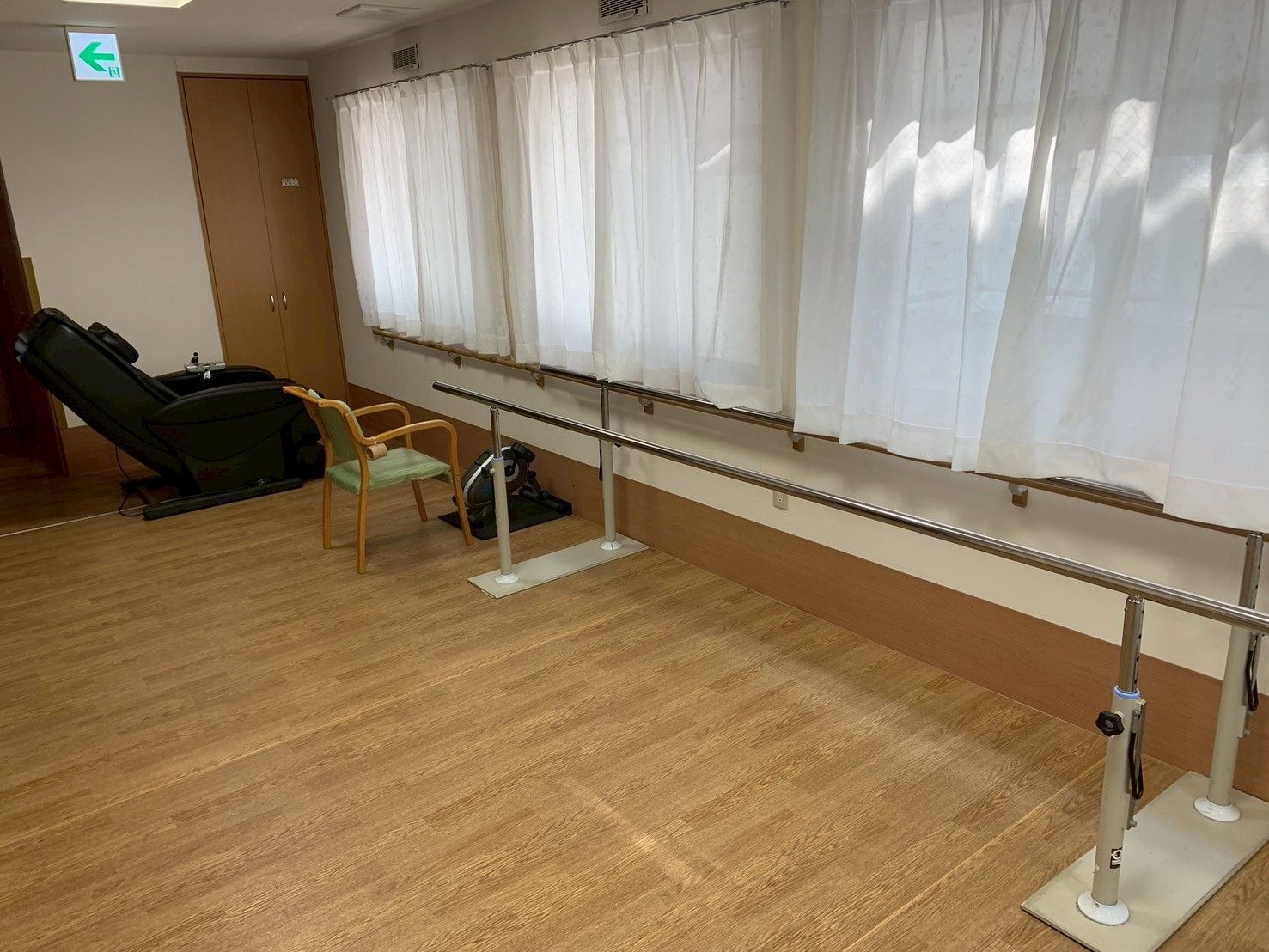 手すり付きの廊下