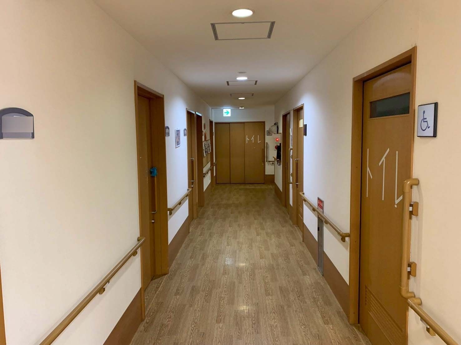 手すり付きの廊下