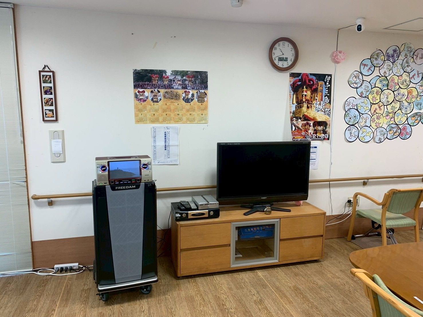 テレビとカラオケのある部屋