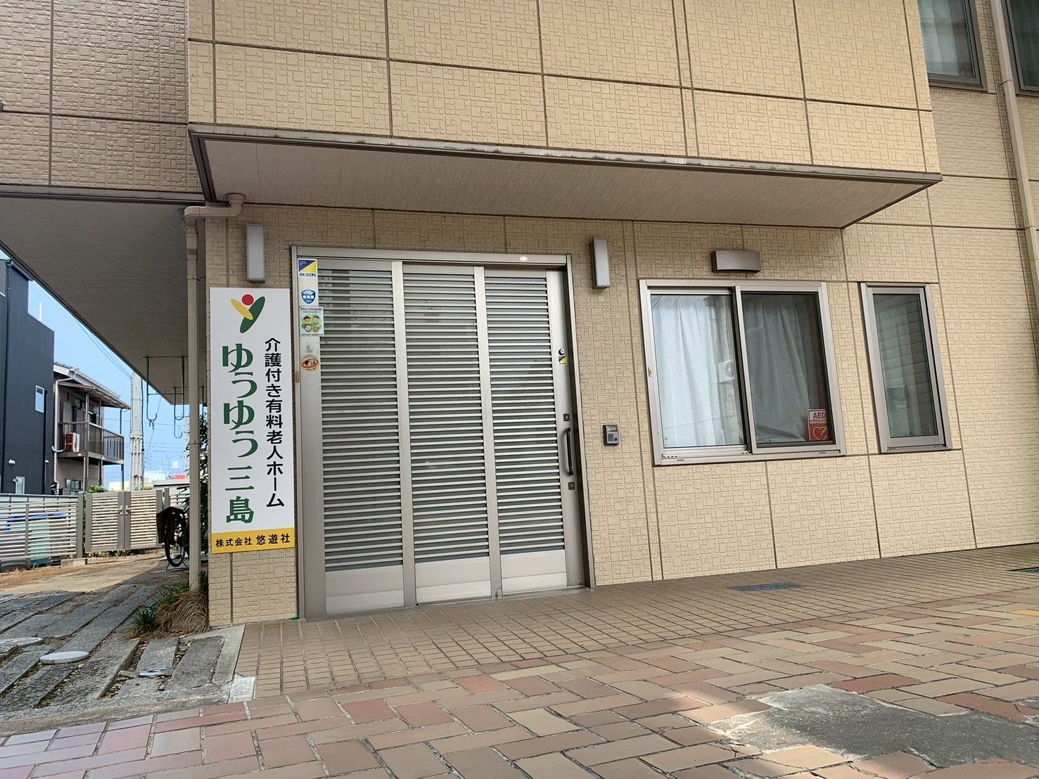 建物の正面玄関