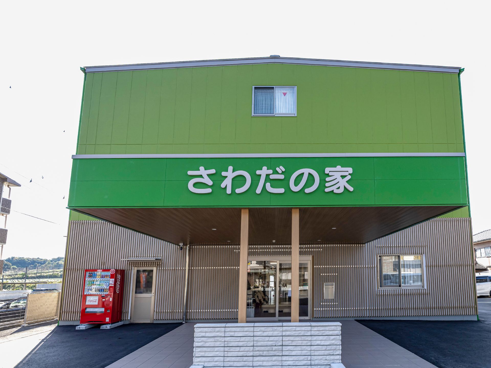 統一感のある落ち着いた色合いのモダンな老人ホーム外観
