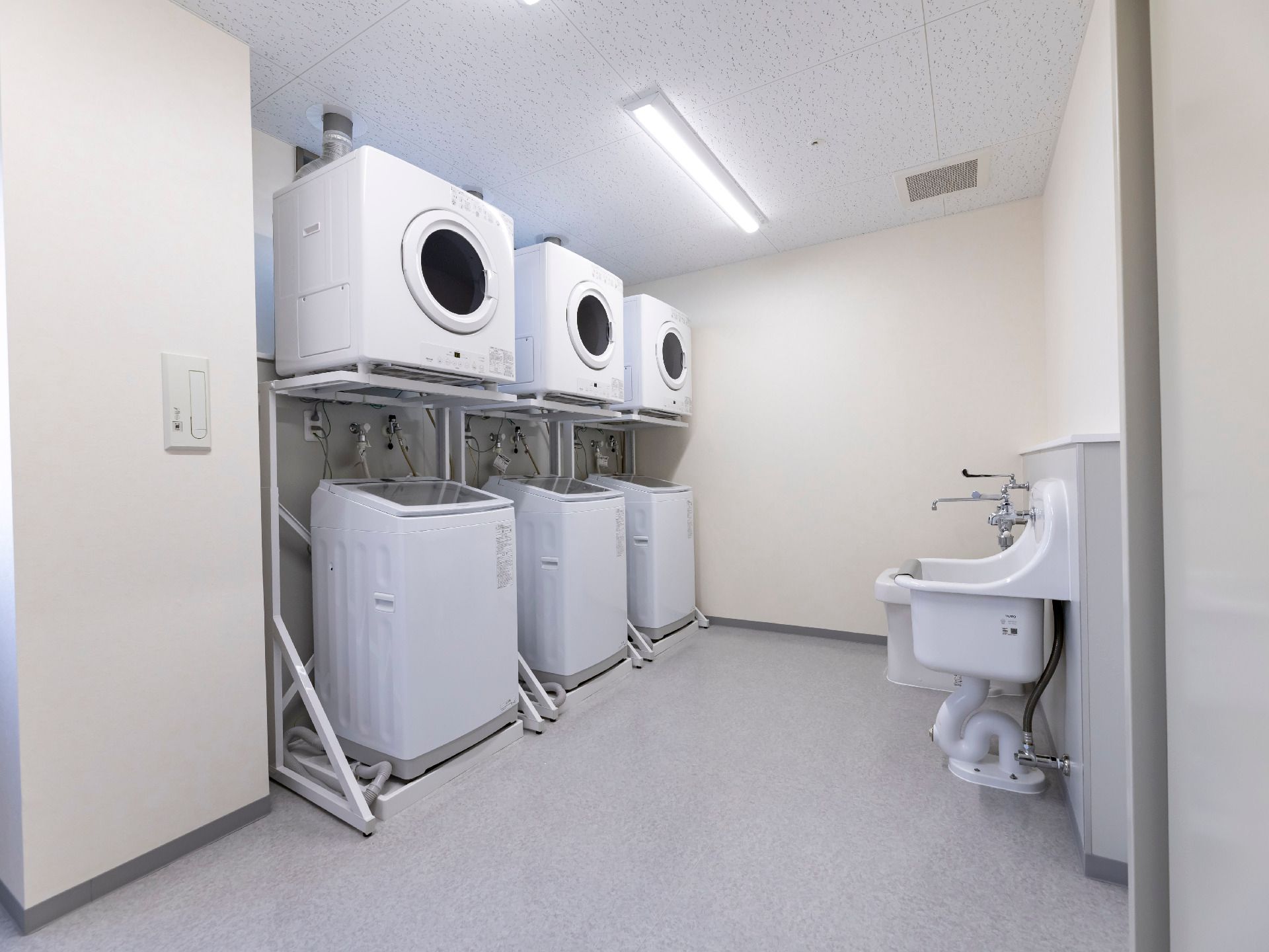 入居者が利用できる洗濯機、乾燥機が設置されているランドリー