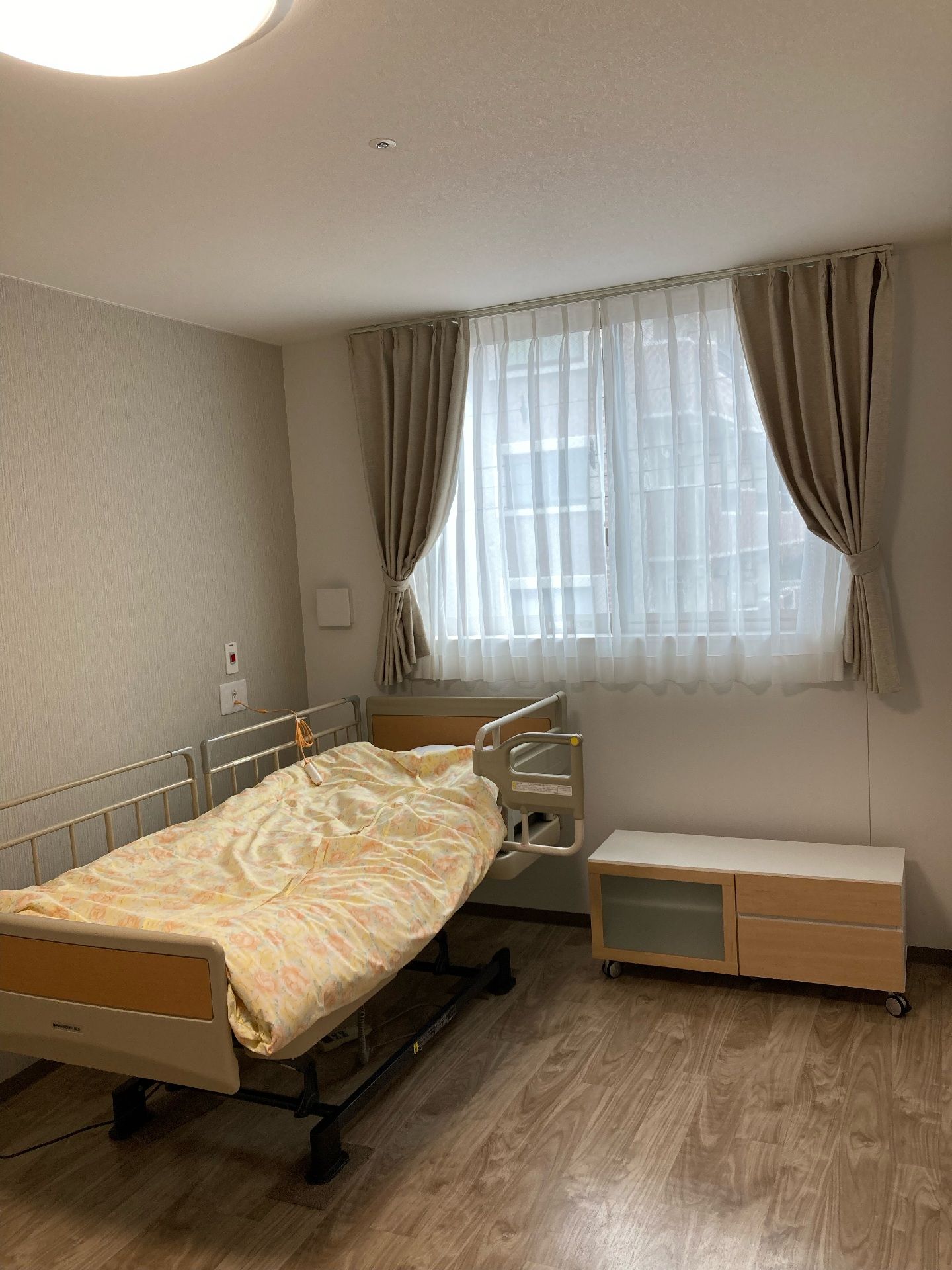 玄関先には段差がなく、右側に受付が、左側に大きな靴箱が、そして正面に自動ドアが付いている。