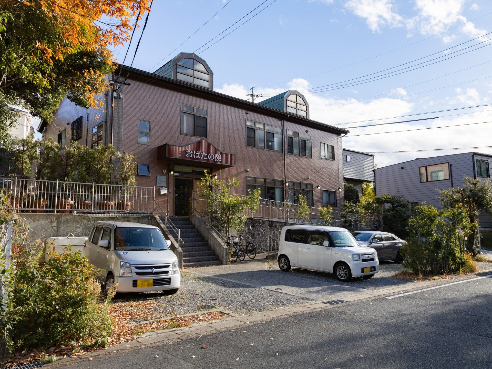 建物の外観と駐車場