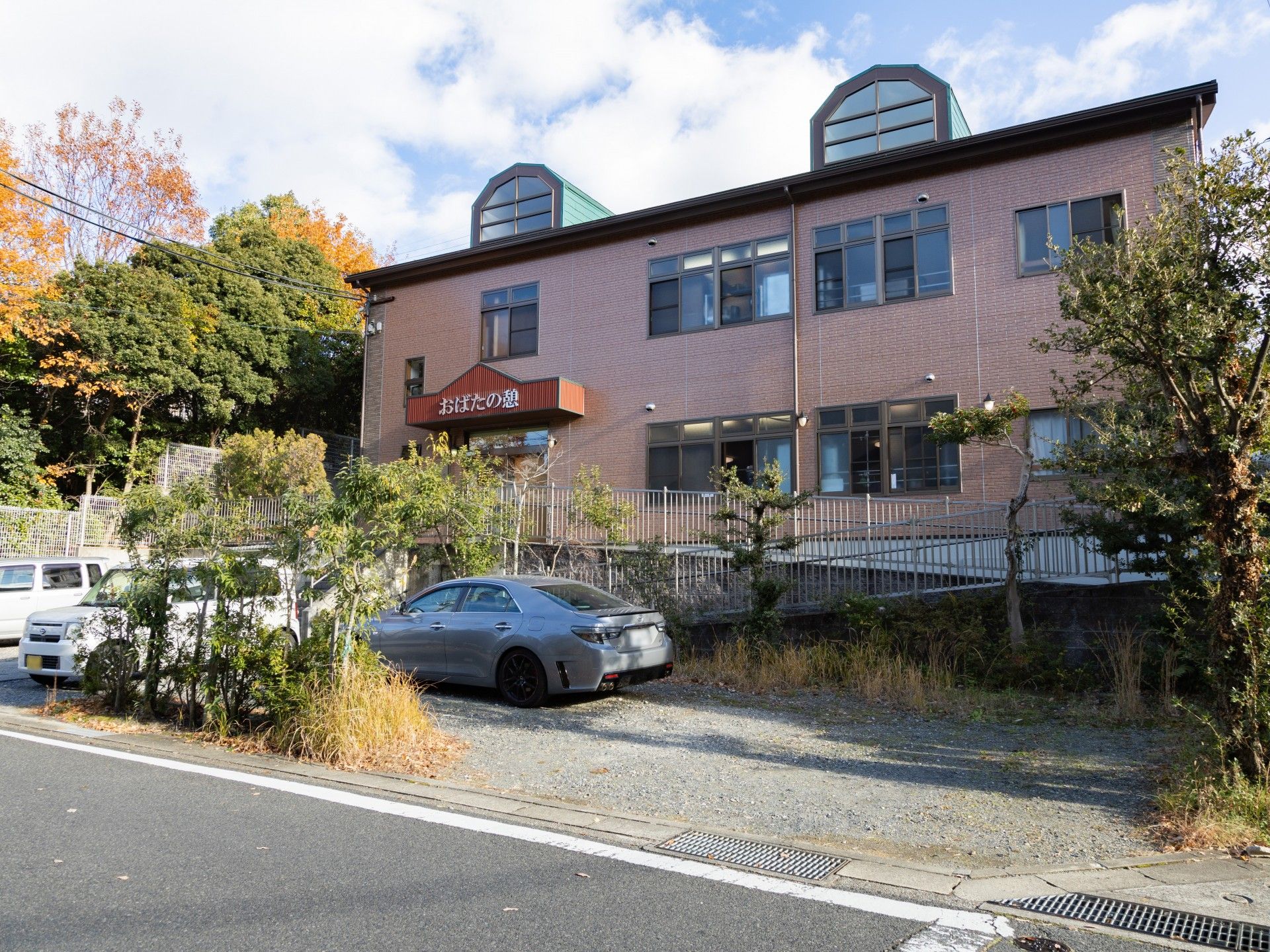 外観と駐車場の様子