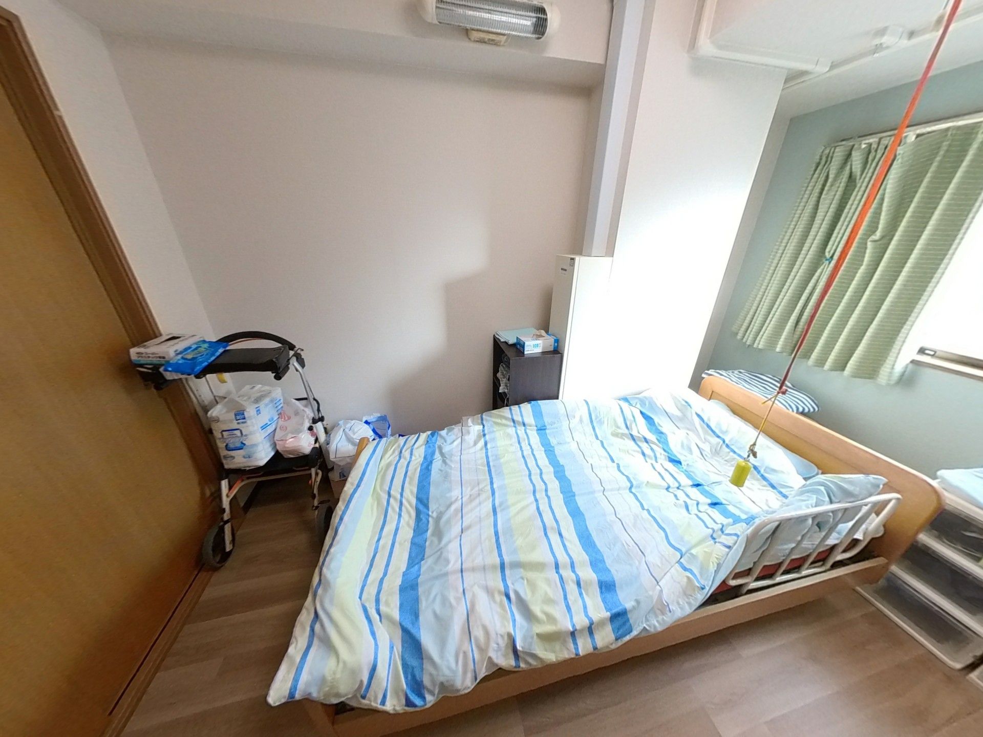 ベッドと介助用具の部屋