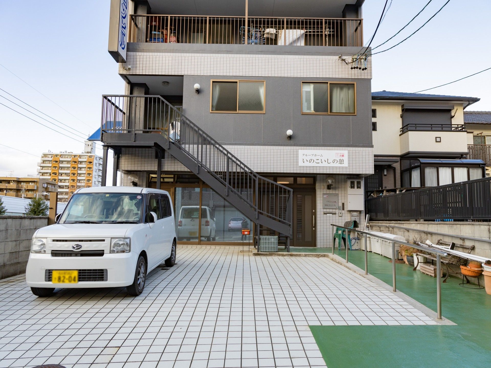 建物の外観と駐車場