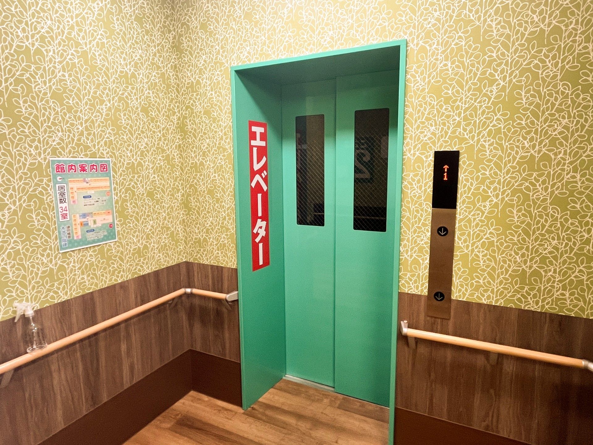 緑色のエレベーター前