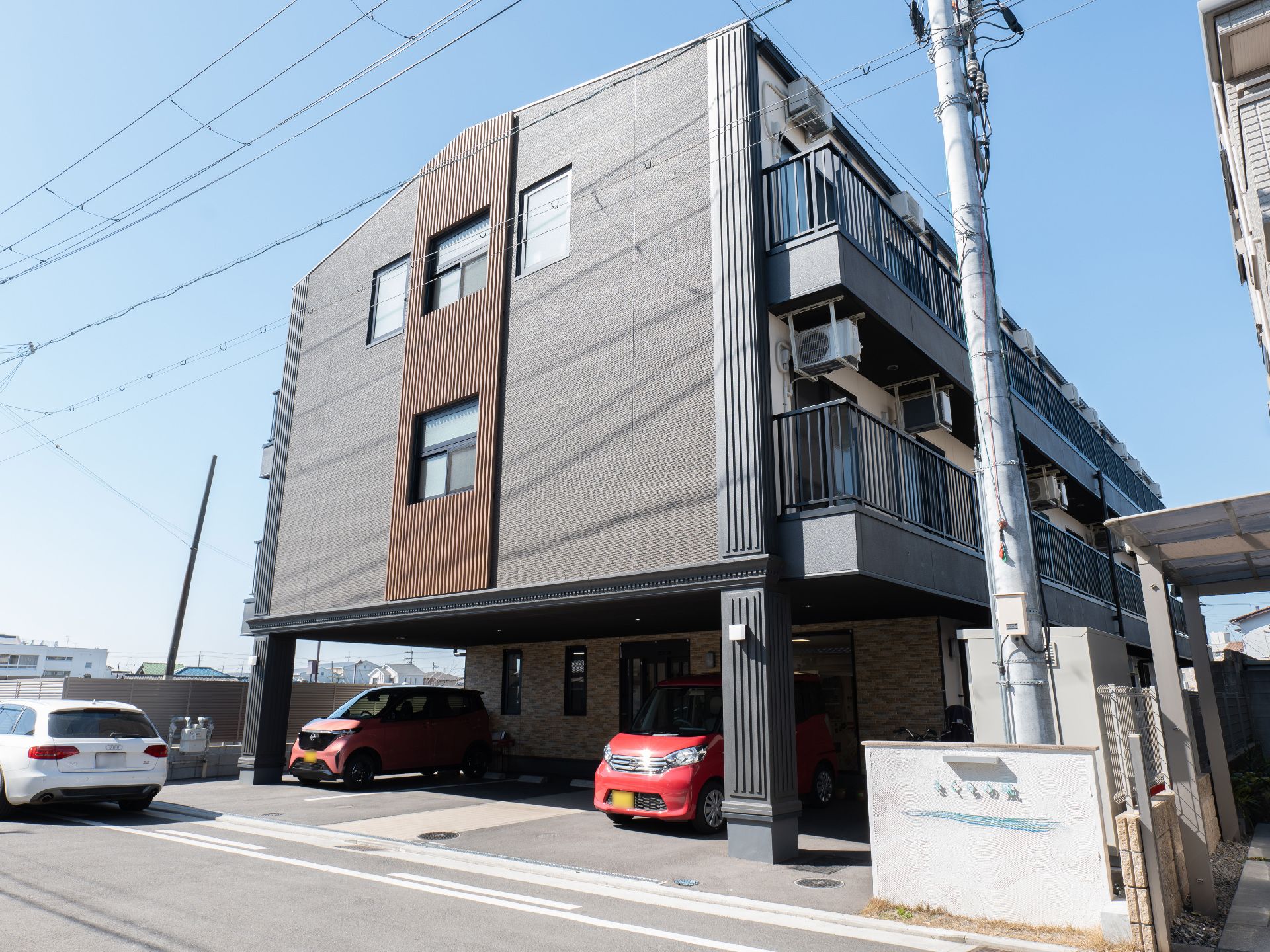 3階建ての住宅型有料老人ホームの外観