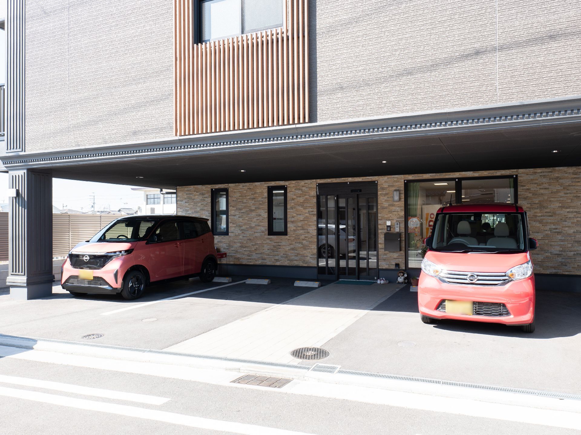 3階建ての住宅型有料老人ホームの外観