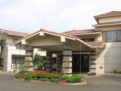 ロイヤルハウス石岡 新館の外観。大きなエントランスルーフが特徴的な施設外観。赤い屋根がとてもおしゃれです。