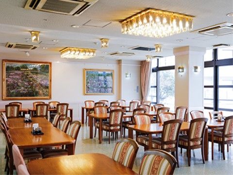 ロイヤルハウス石岡 新館のレストラン。毎日沢山の入居者様多いに賑わう、たのしいお食事風景となっております。