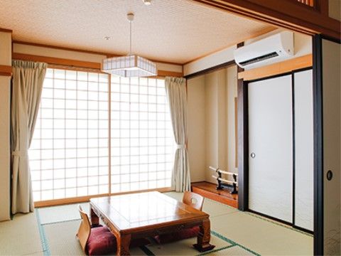 ロイヤルハウス石岡 新館の和室。ご自宅のようにゆっくりとお過ごしいただける充実した設備がございます。