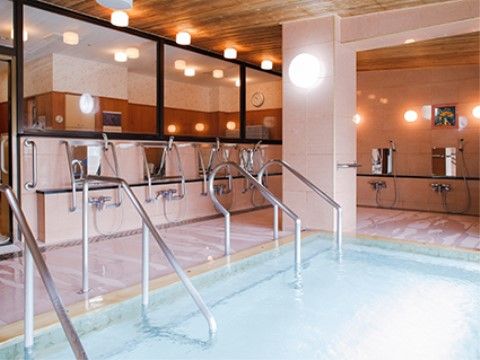 ロイヤルハウス石岡 新館の浴室。大きな浴槽で手足を伸ばしてご入浴をゆっくりとお楽しみいただけます。