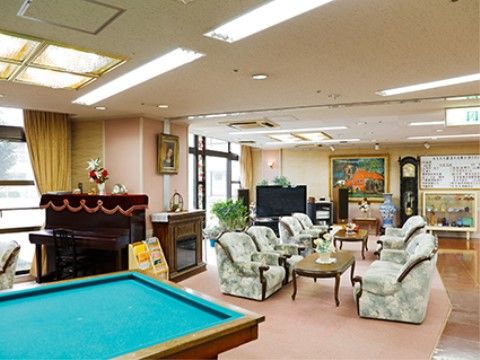 ロイヤルハウス石岡 新館のダイニング。日々のおしゃべり・ご歓談をより楽しくしていただける最適な環境がございます。