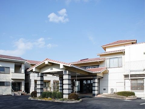 ロイヤルハウス石岡 新館の外観。白と赤の外壁がおしゃれな西洋造りのような印象を与えている。