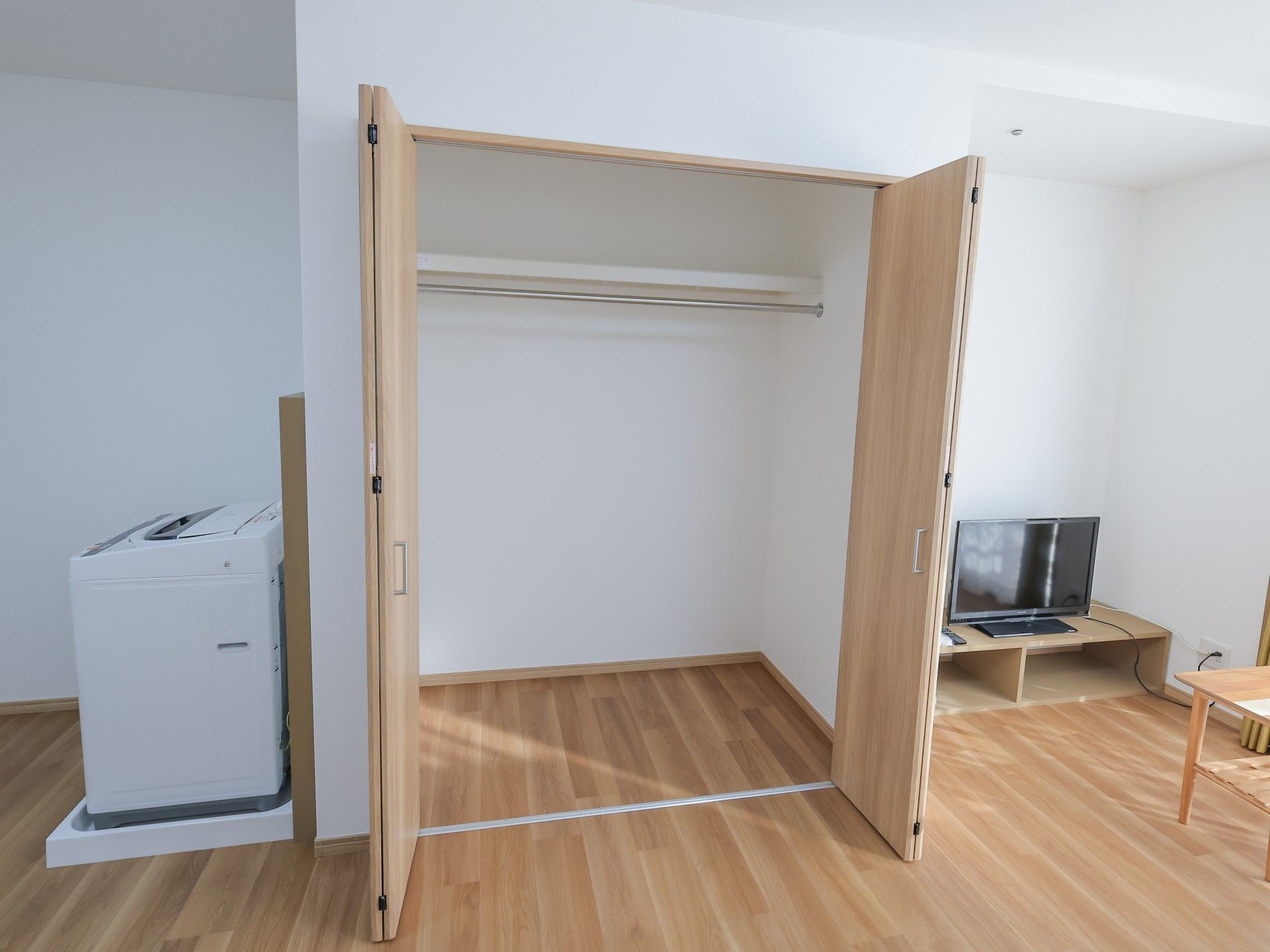 収納とテレビのある部屋