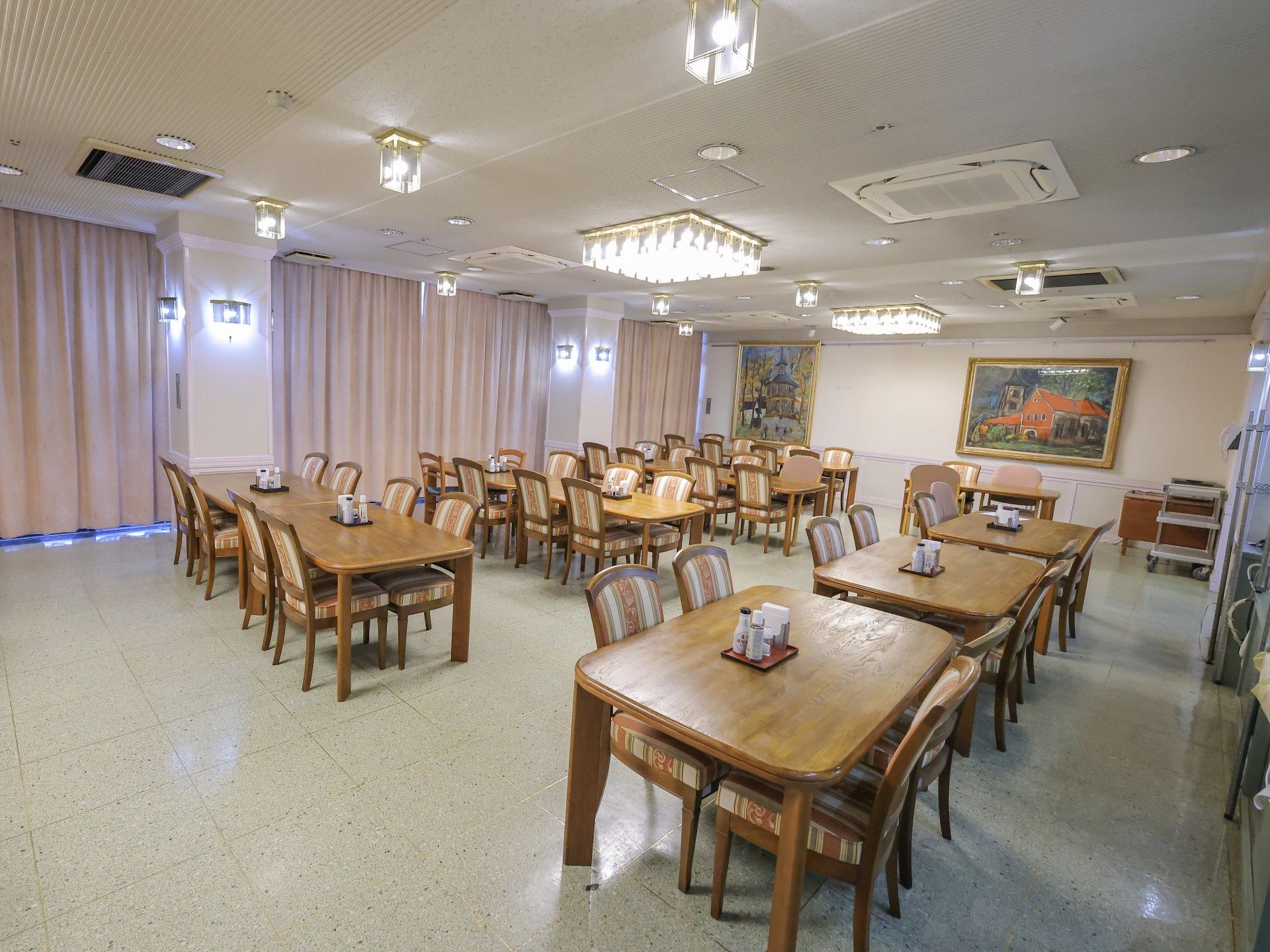 落ち着いた雰囲気の食堂