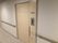 手すり付きの部屋の入口