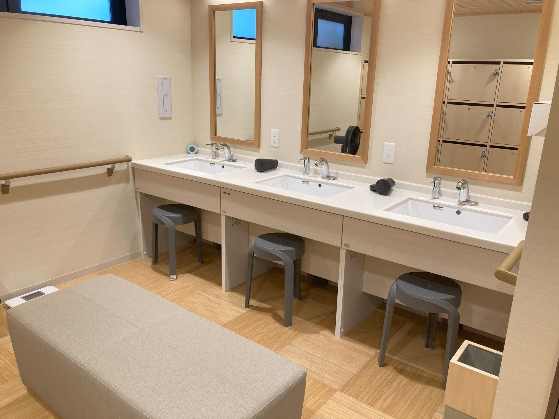 ご入居者様を見守るスタッフ