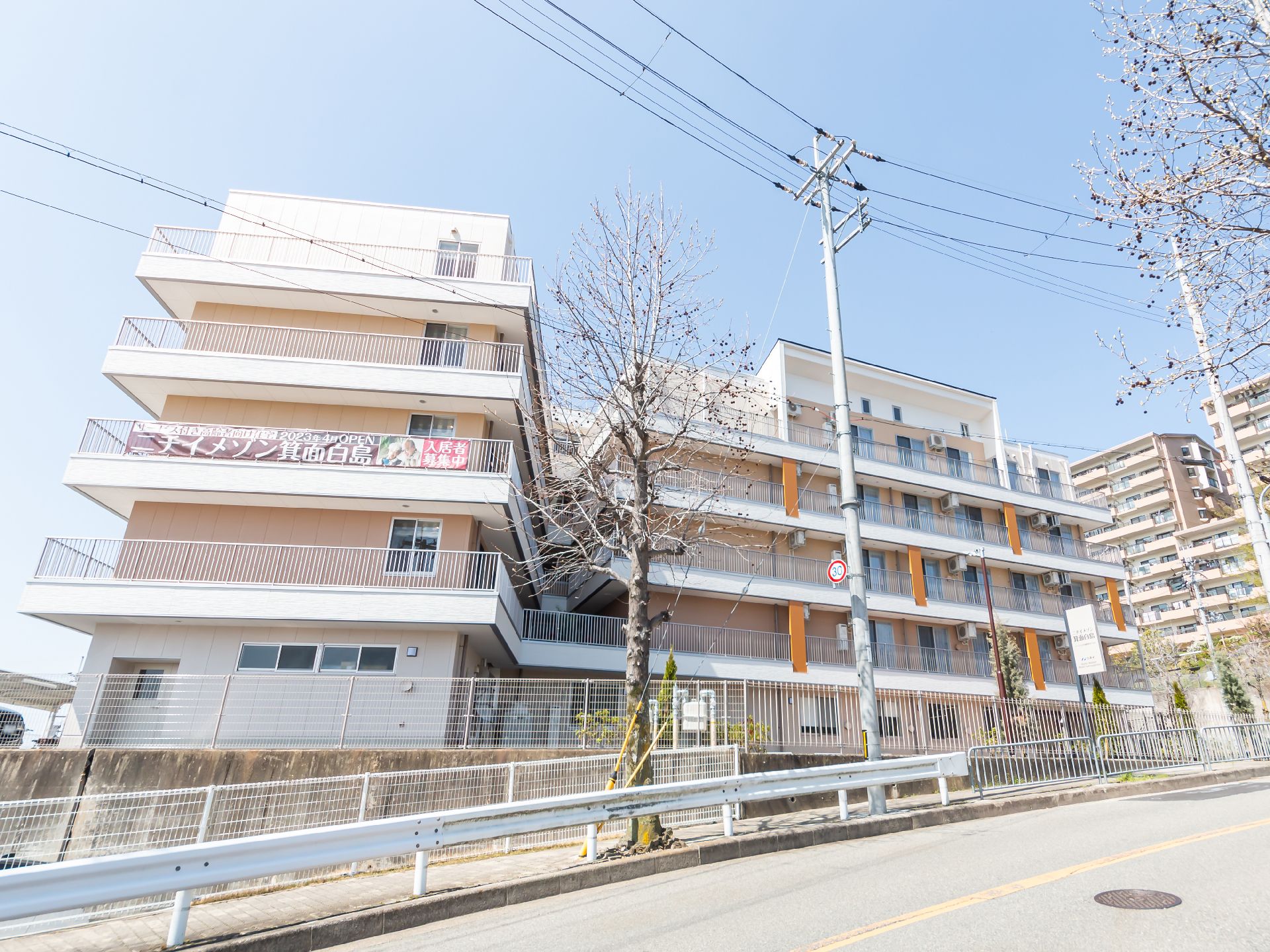 白い介護施設の外観