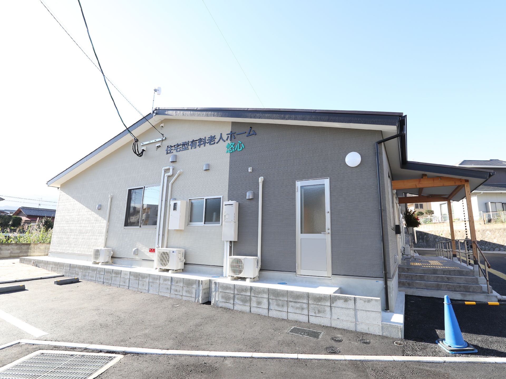 段差が排除された、車椅子の方でも楽に入館できる施設の外観
