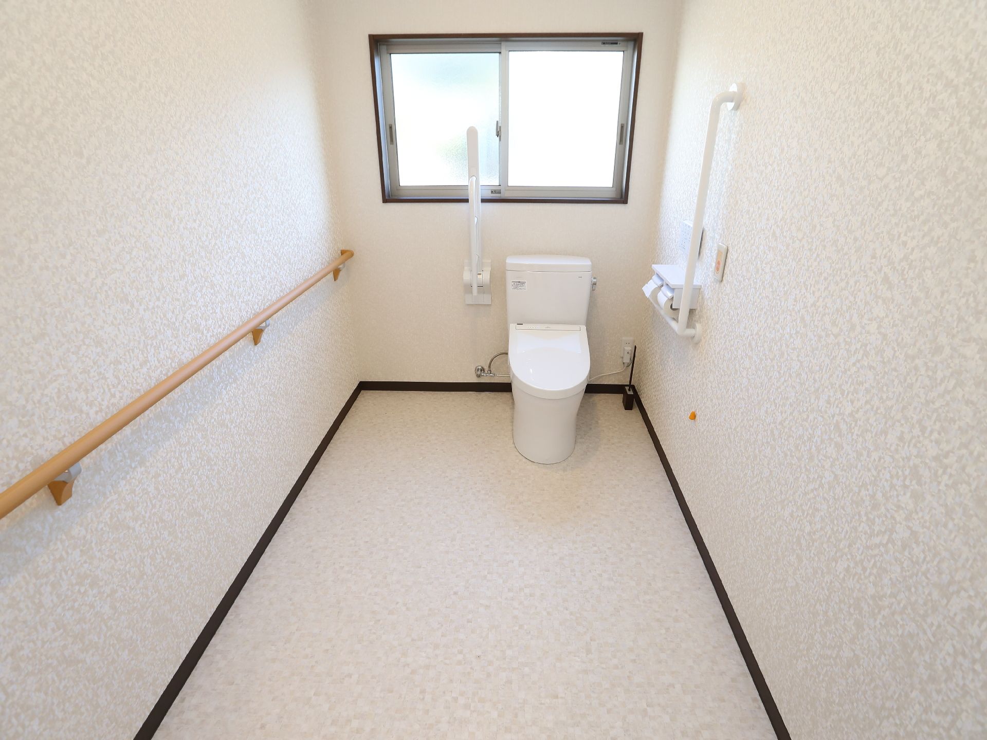 壁に手すりが取り付けられ、バリアフリー化されている廊下