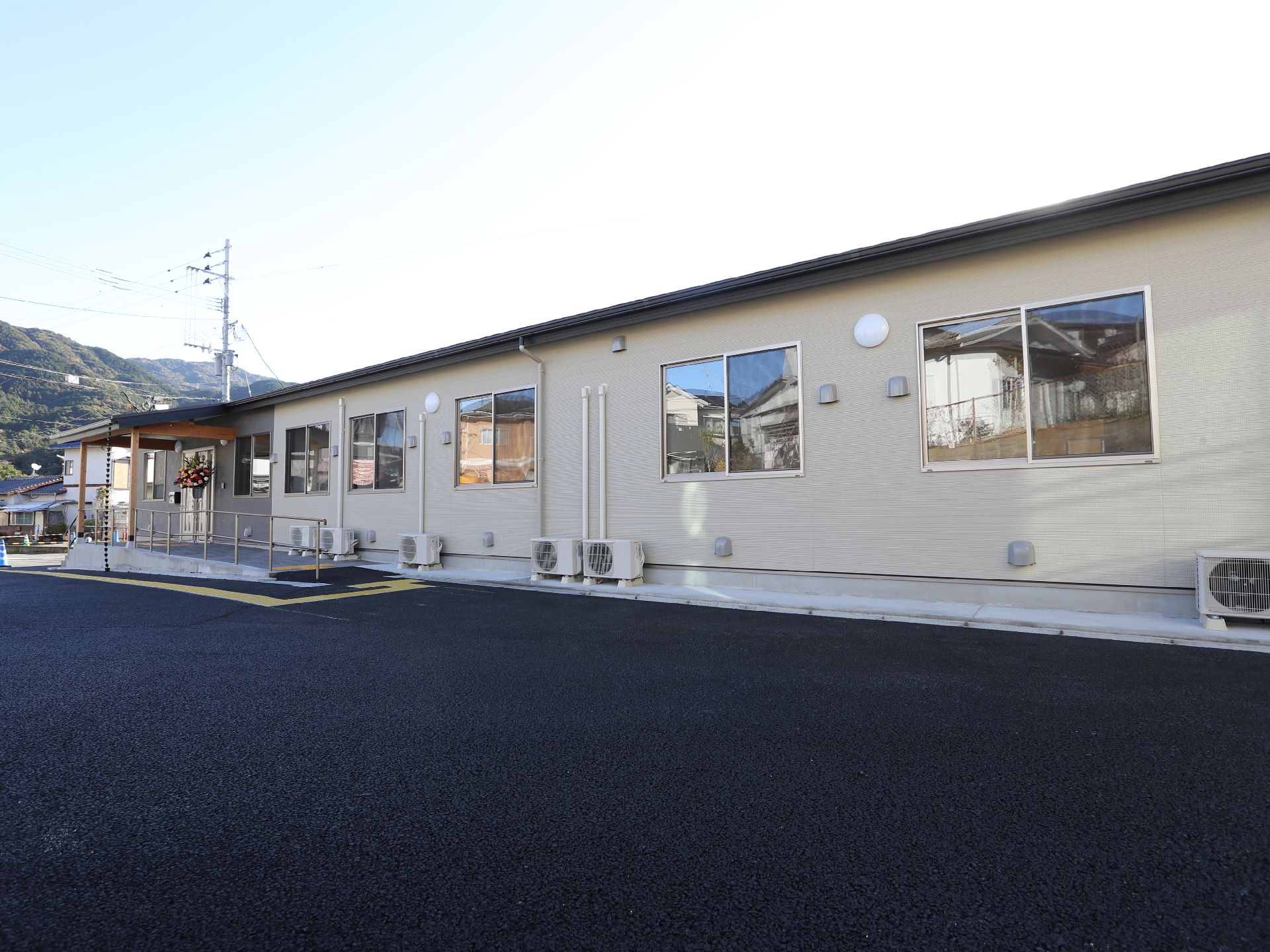 段差が排除された、車椅子の方でも楽に入館できる施設の外観