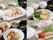 白いご飯に味噌汁、野菜の小鉢に焼き魚や肉じゃが、天ぷら、チキンの焼きあげなどのメインが並んでいる。