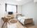 フローリングの部屋には寝具付きのベッドやテレビがあり、ベッドサイドには緊急通報装置がある。