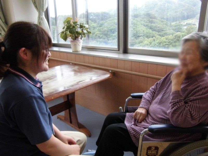 窓際で会話する様子