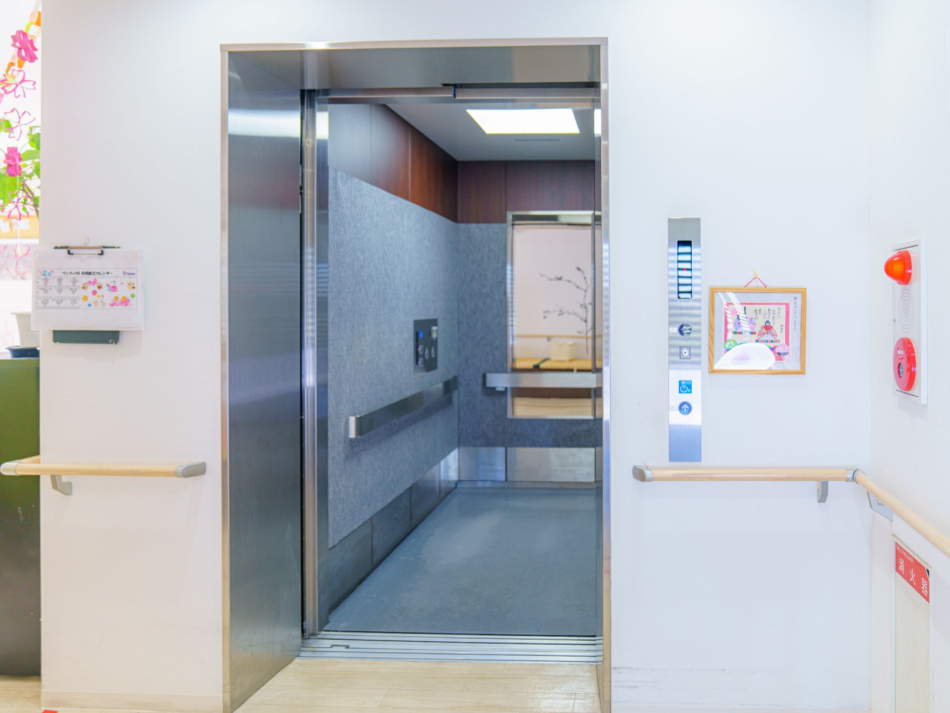 手すりがついていてエレベーターに入りやすい廊下