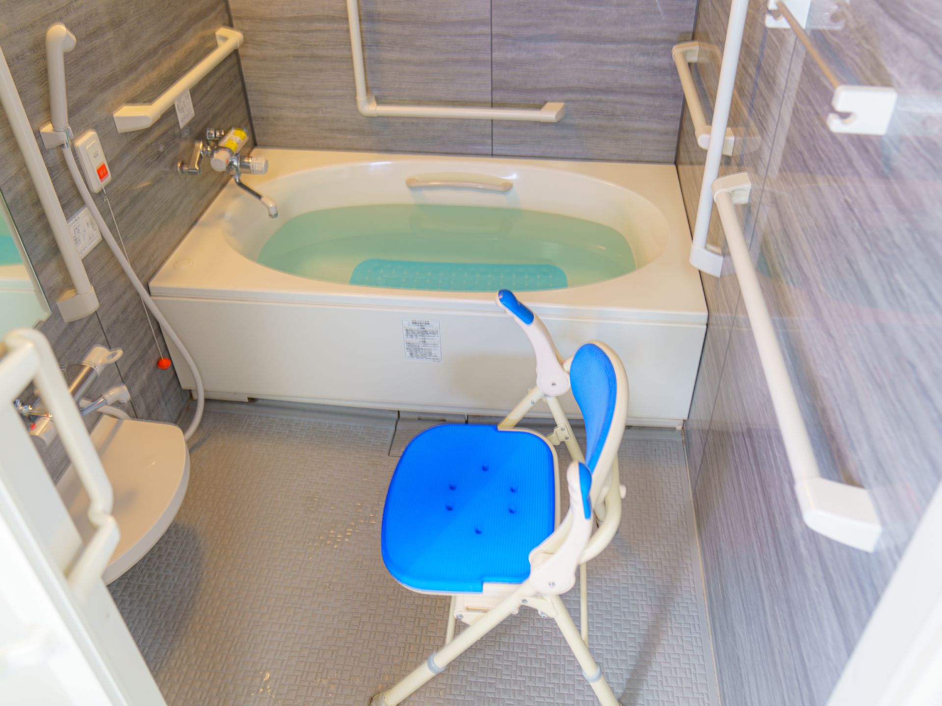 要介護度が軽度の方が利用する手すりがついた個浴用の浴槽