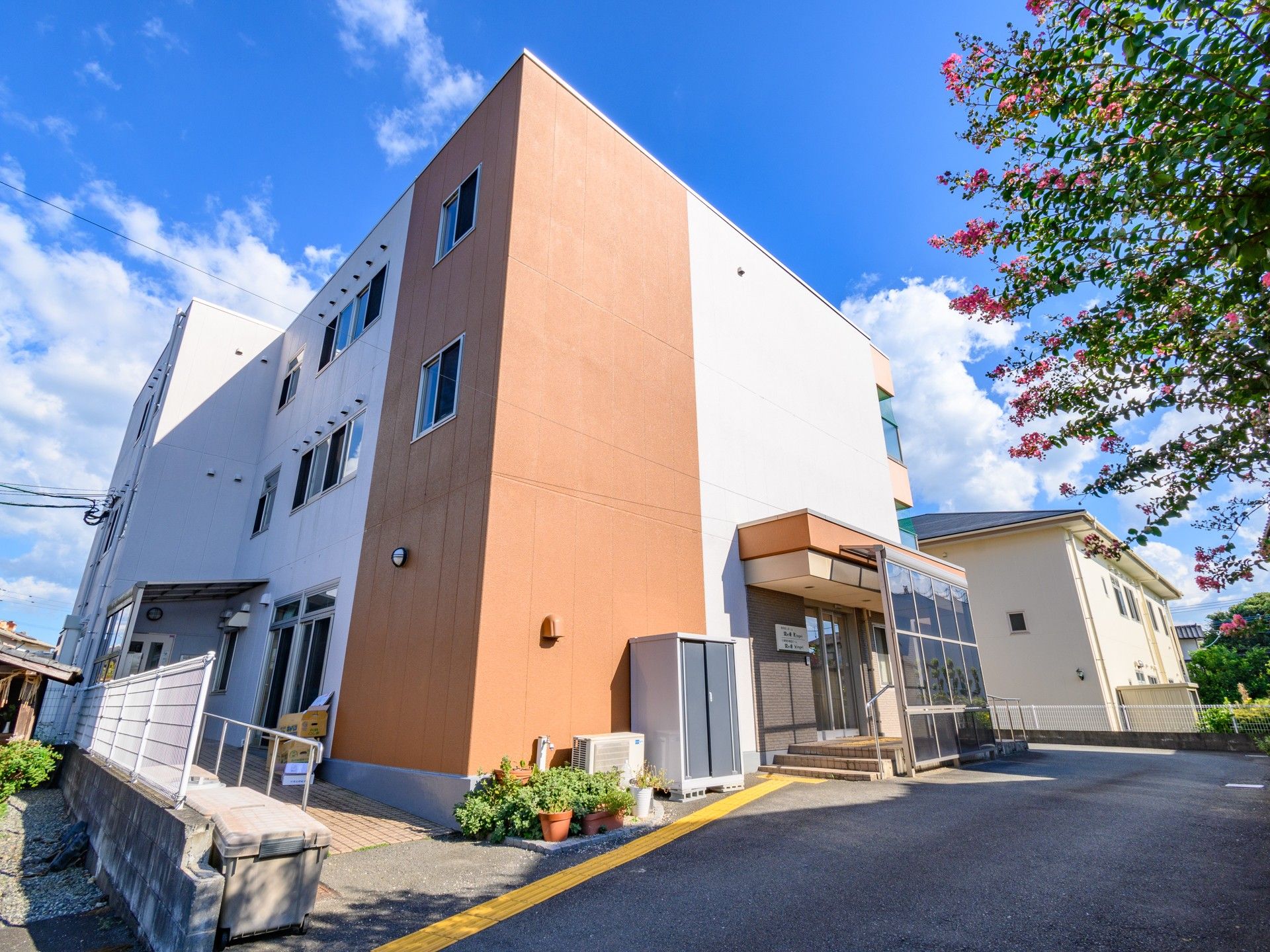 明るく広々とした建物入口