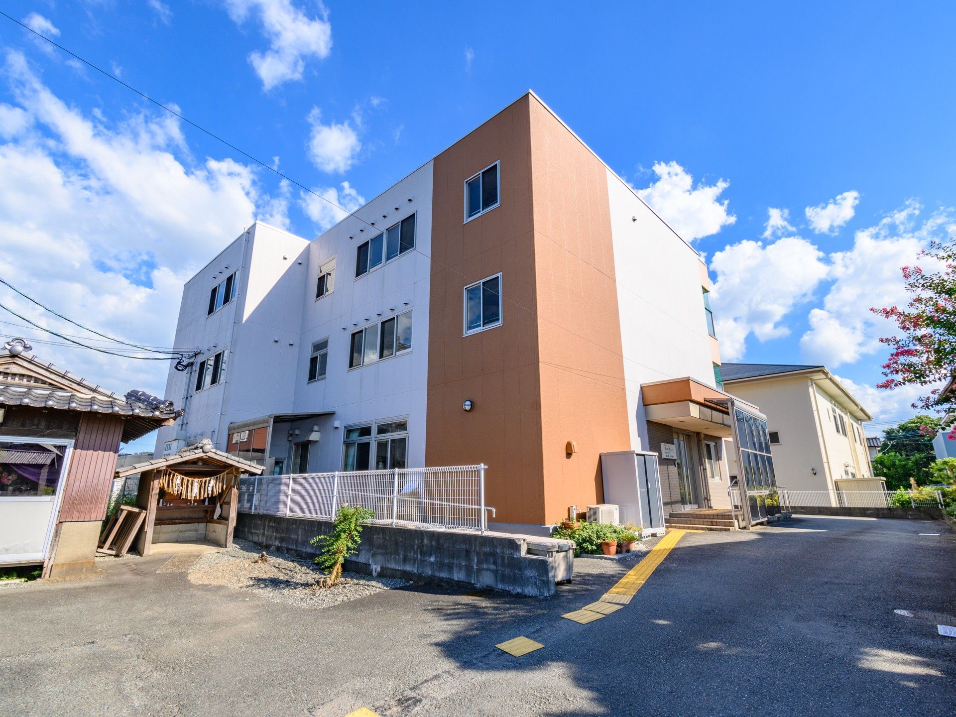 建物にある引き戸の入り口
