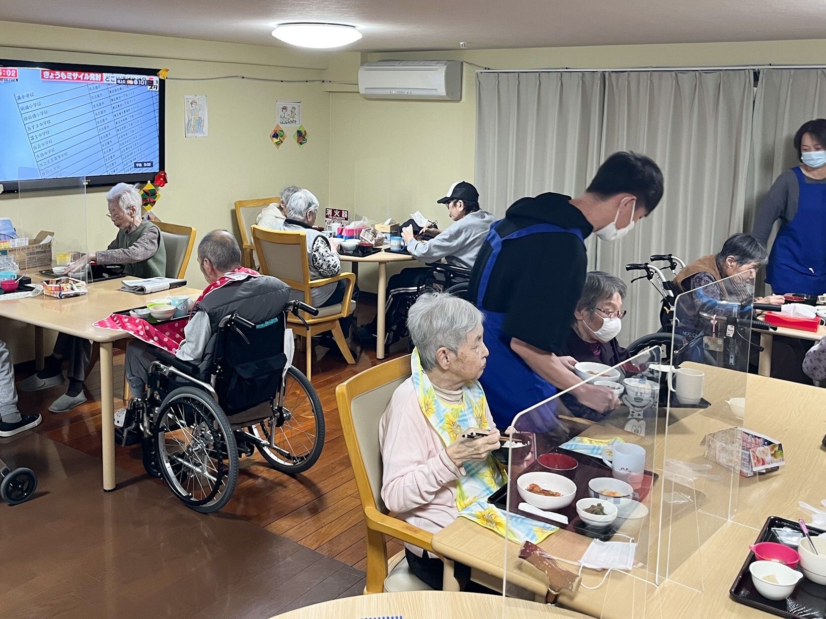 和やかな食事の様子 食堂