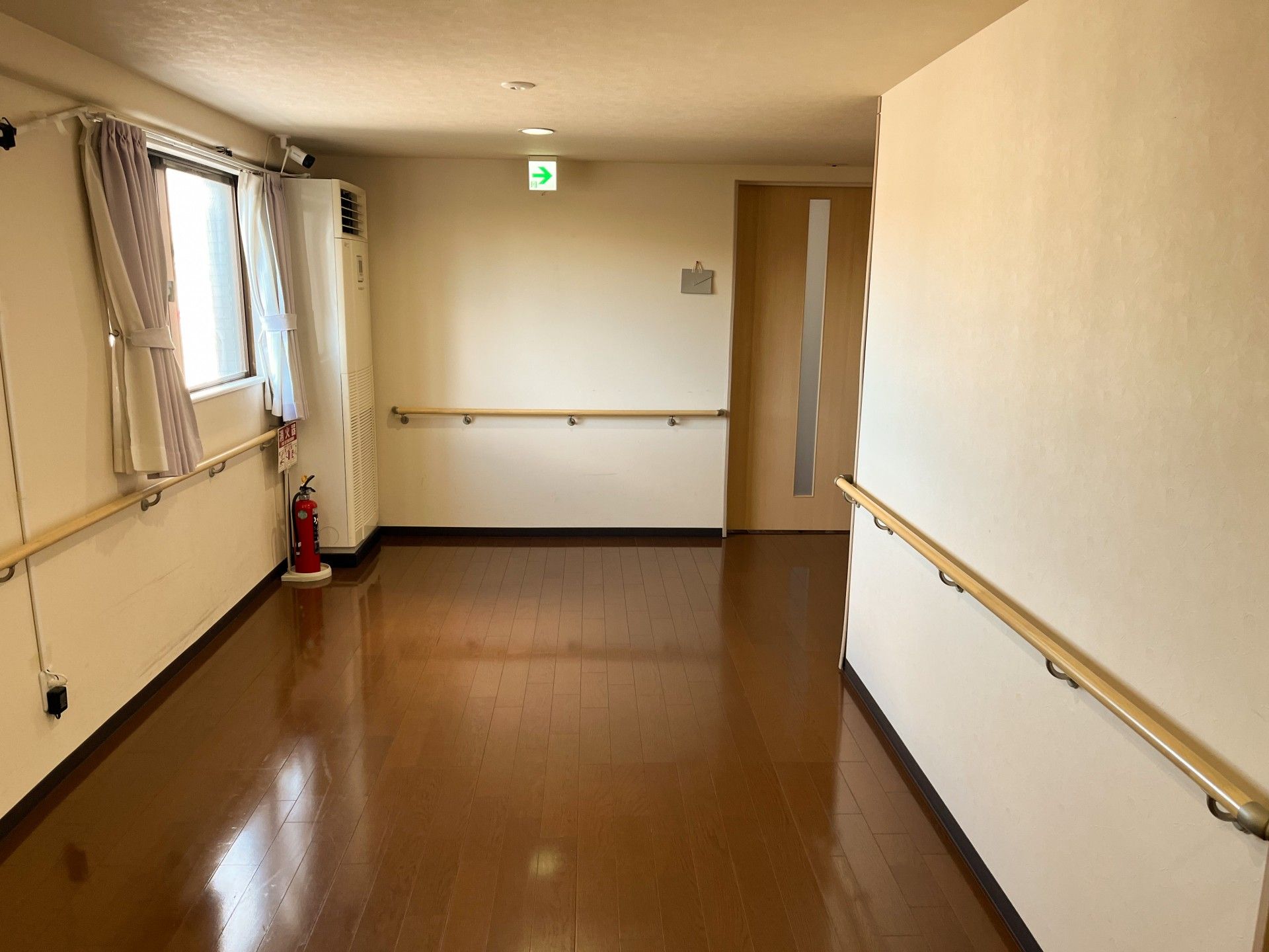 安全な手すり付の廊下
