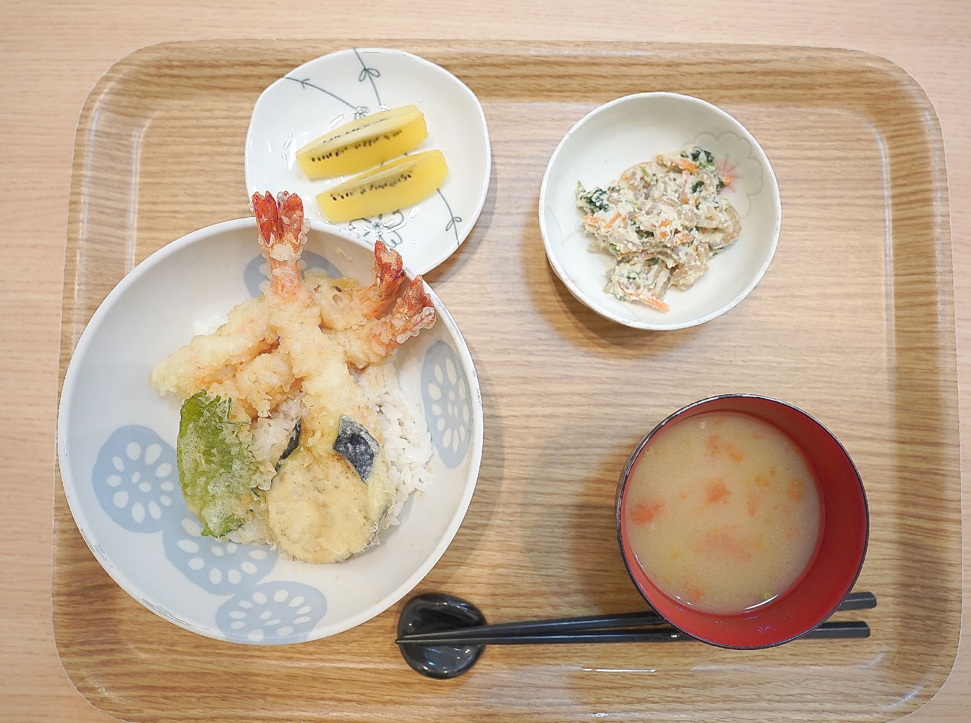 天ぷらの盛り合わせと味噌汁のセット