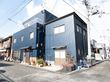 ２階建てであり、駐車場が近隣にある介護施設の外観