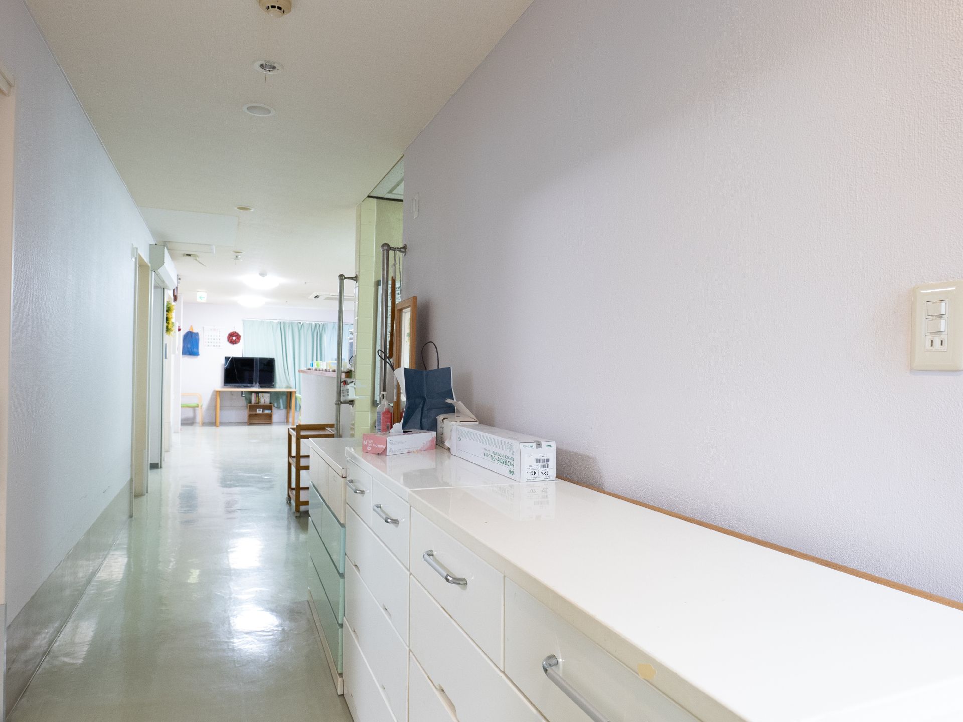 手すりが設置された、各部屋につながる廊下