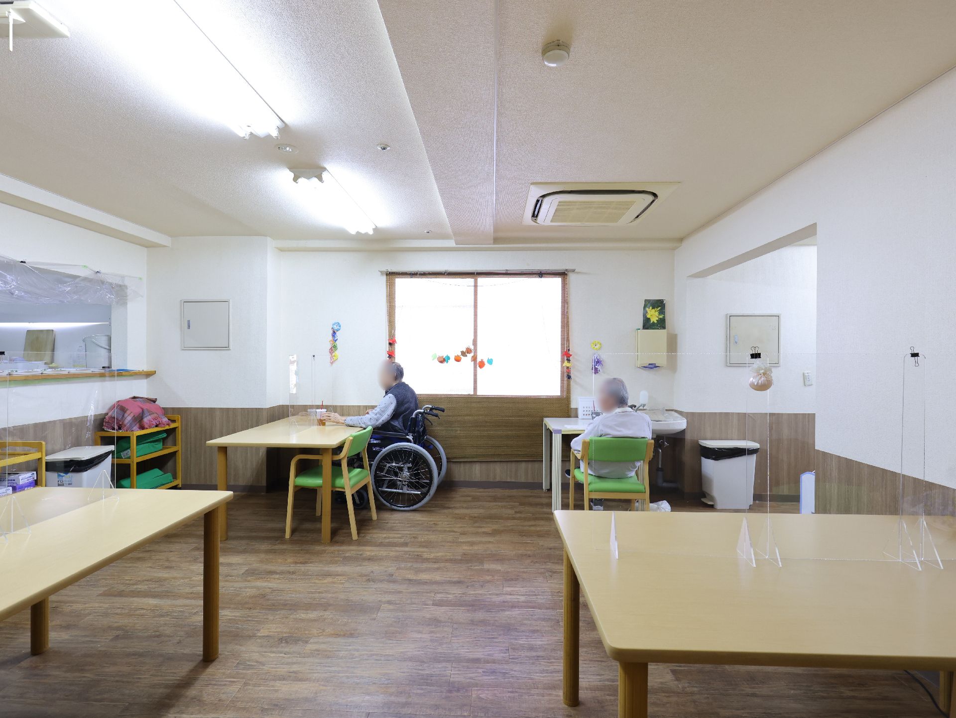 入居者が座っている様子の共有スペース