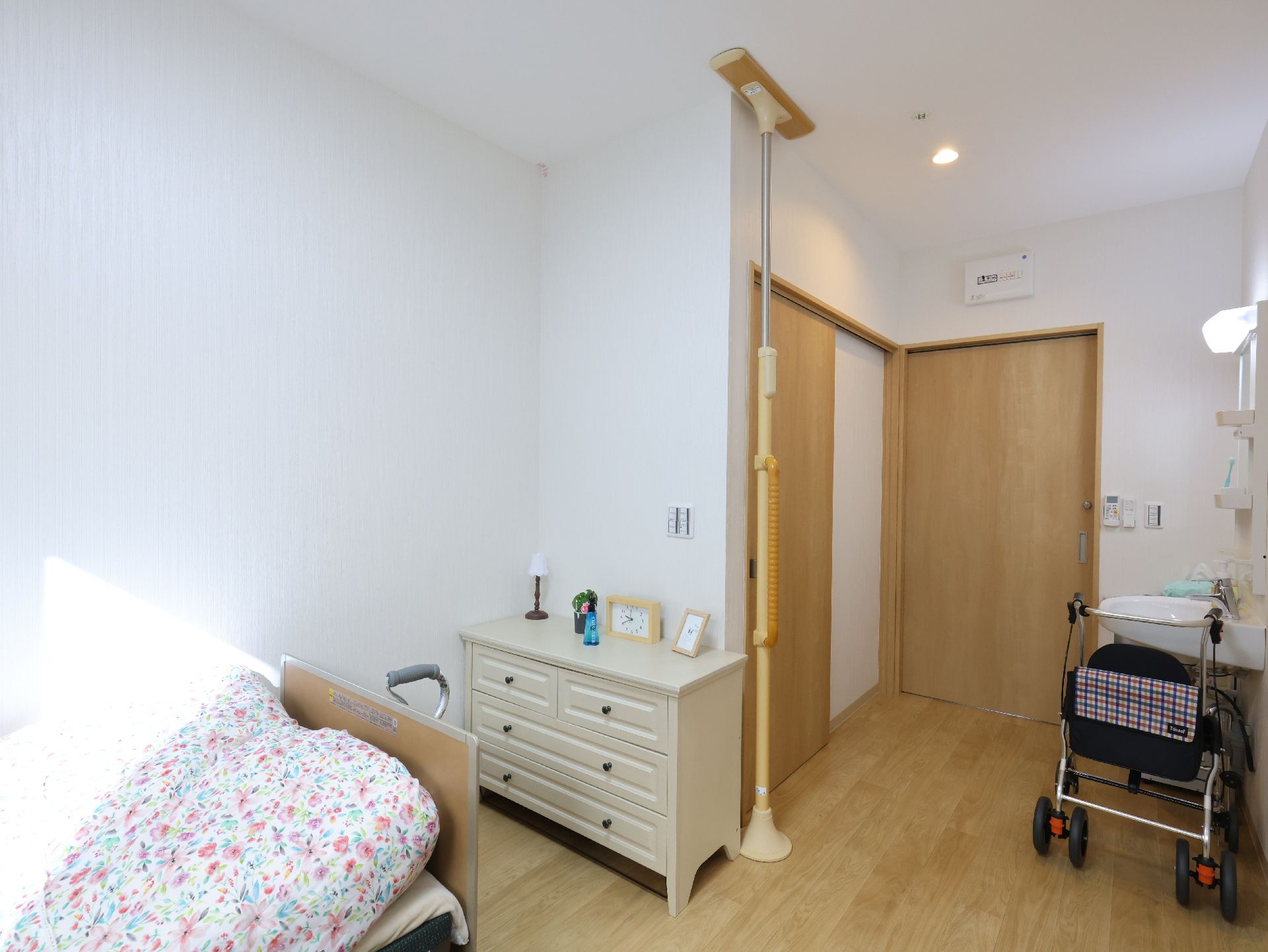 介護ベッドや家具が置かれた、面積の広い居室