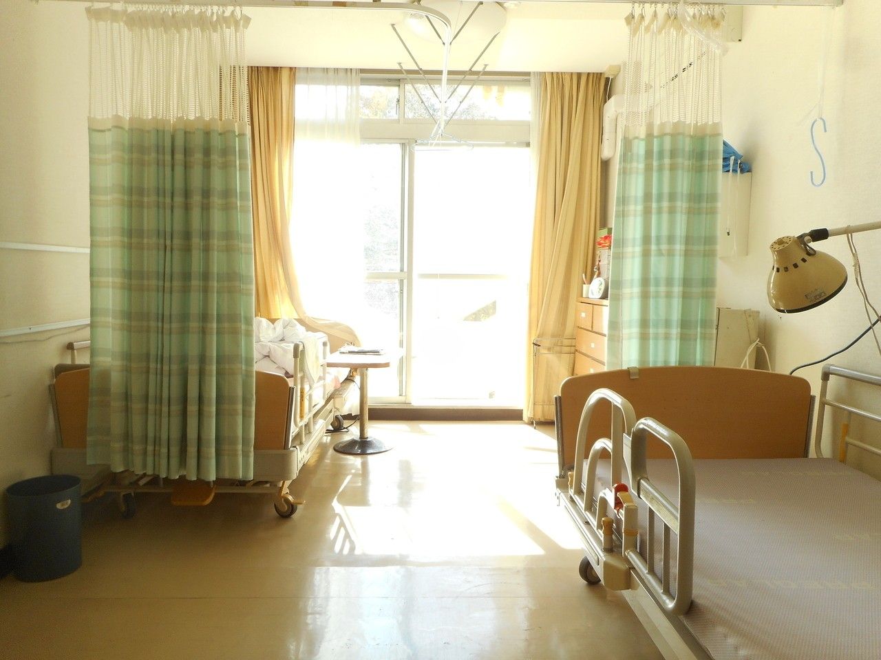 日差し入る居室の一角