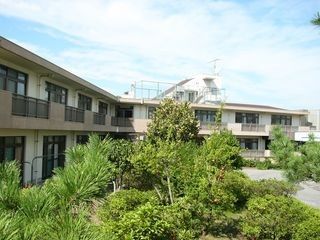 緑豊かな建物外観