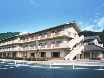 ゆったりとした外観の建物