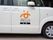 施設には専用車がある。ボディカラーはホワイトで、運転席のドアに黒い文字で施設名が書かれている。上部にはロゴマークがある。
